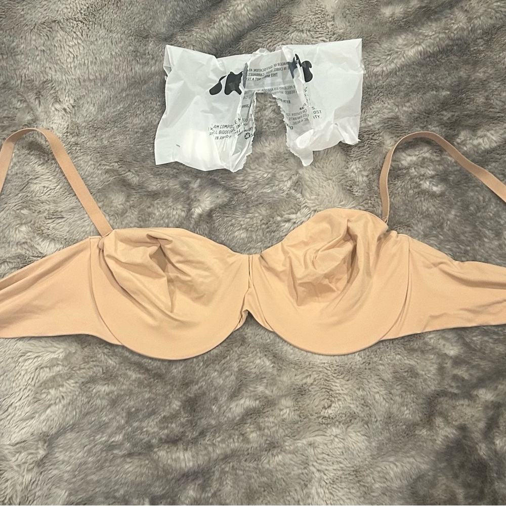 SKIMS
SMOOTHING INTIMATES
UNLINED STRAPLESS BRA - Picture 2 of 4